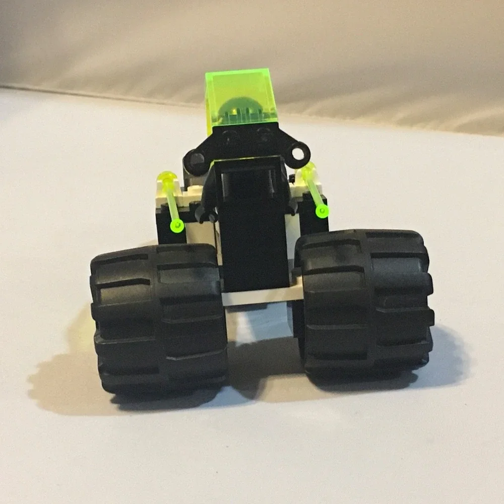 Space‎ LEGO Blacktron II Tri-Wheeled Tyrax (6851)